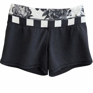 Lululemon Athletica Black and White Floral Run Shorts Sz 4